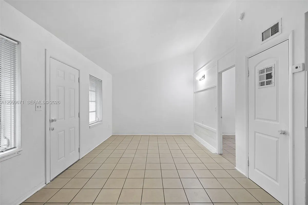 Building Photo - 840 SW 7th St #850