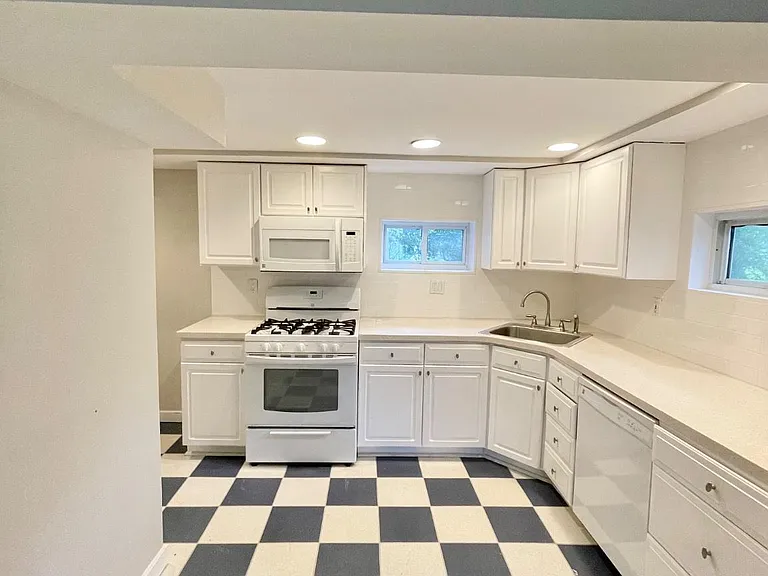 2528 N Winchester St — Photo 24