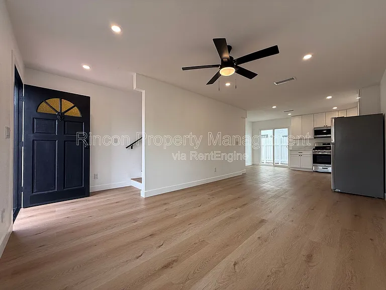 607 Lemon Way #B — Photo 4