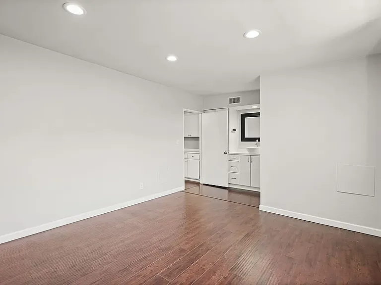 5500 Lindley Ave #209 — Photo 13