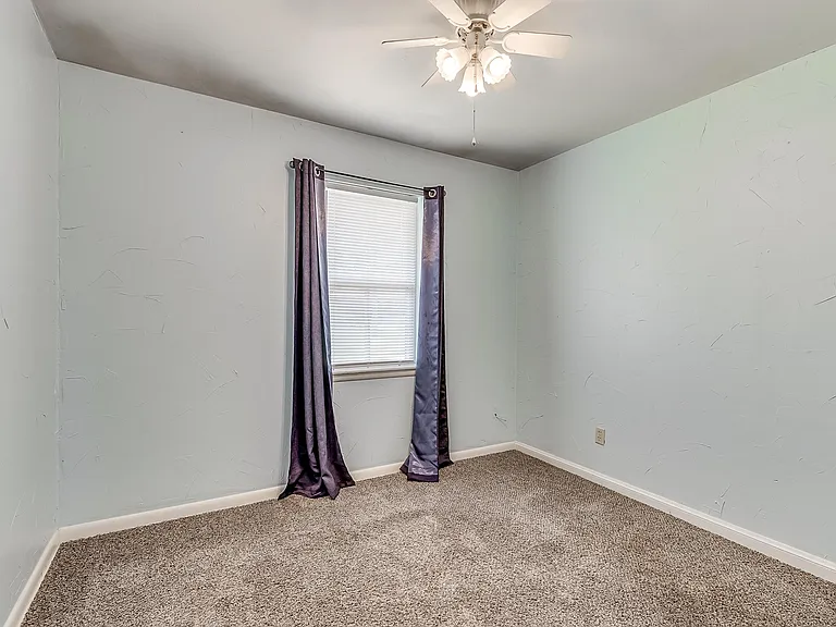 820 E Carroll Ln — Photo 18