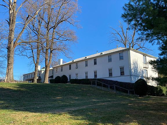 Entrance to the unit 2D at the bottom side