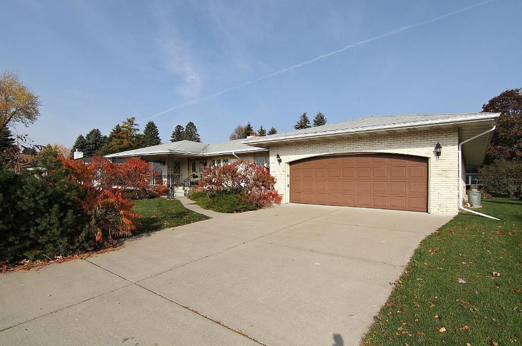 1405 County Road B2 W, Roseville, MN 55113 | Zillow