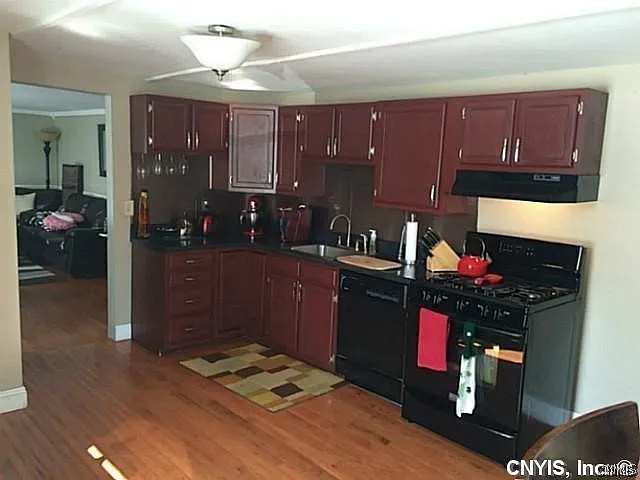 3 bed, 1.0 bath, 1325 sqft, $1,700 — Photo 3