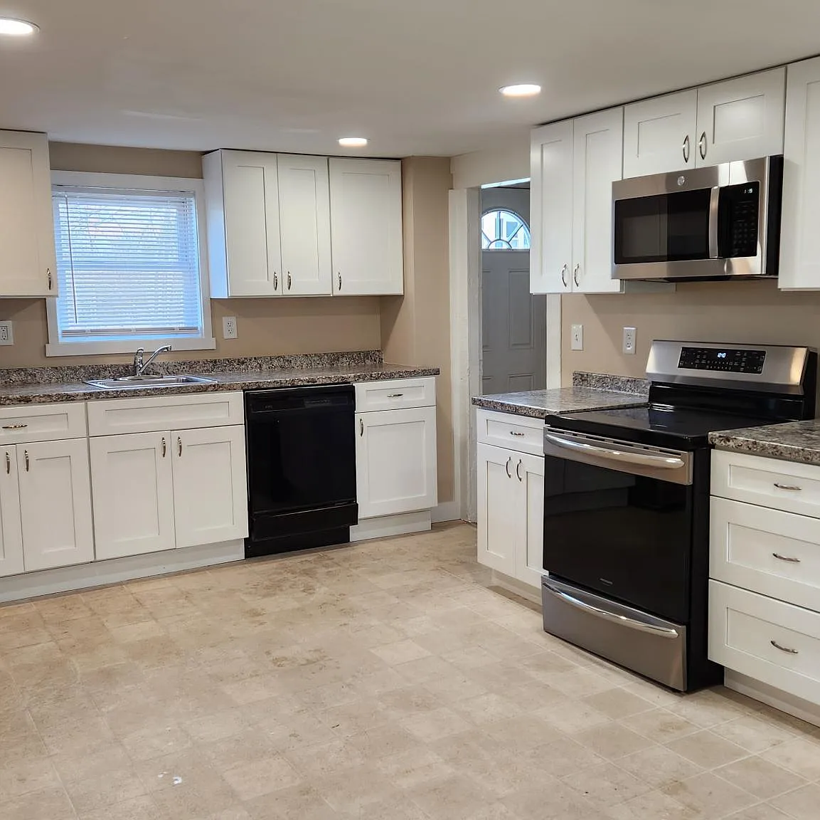 3 bed, $2,200 — Photo 1