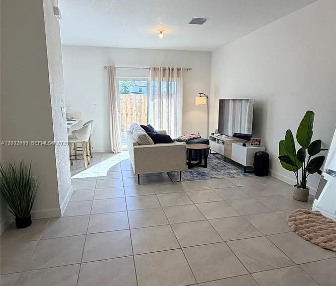2424 SE 29th St — Photo 2