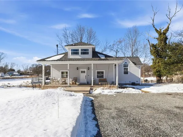 11 Heights Ave, Warwick, RI 02889