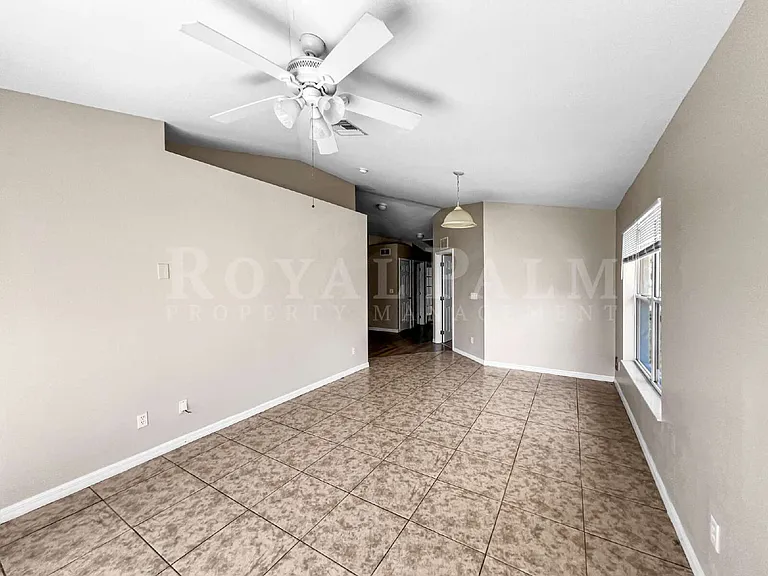 2130 NE 8th Pl — Photo 11
