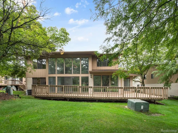 1728 Saint Johns Ct, Bloomfield Hills, MI 48302