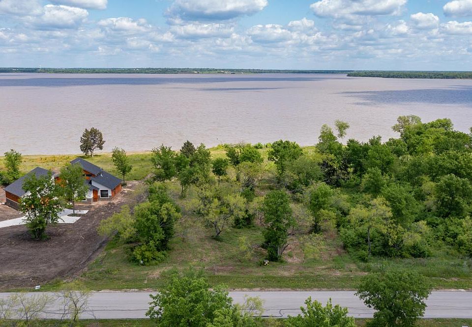 Overview of lake lot  40