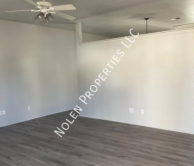 2213 E Post Oak Dr — Photo 3