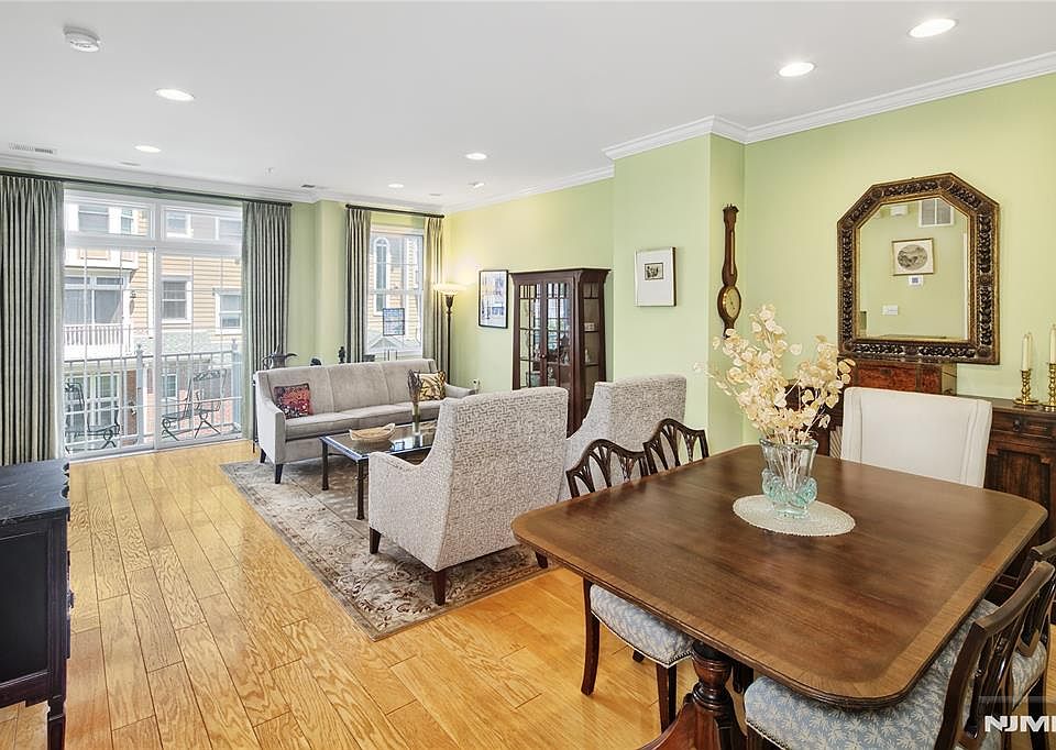 1st image of 377 Kingston Ct