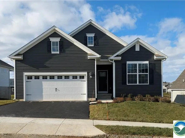 1553 Dresden Dr, Breinigsville, PA 18031