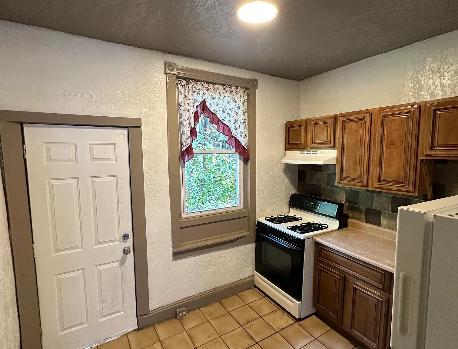 3 bed, 1100 sqft, $1,350 — Photo 3