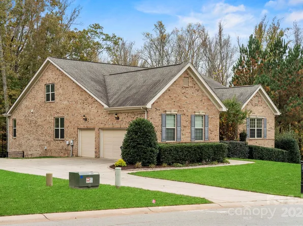1056 Lake Forest Dr, Matthews, NC 28104