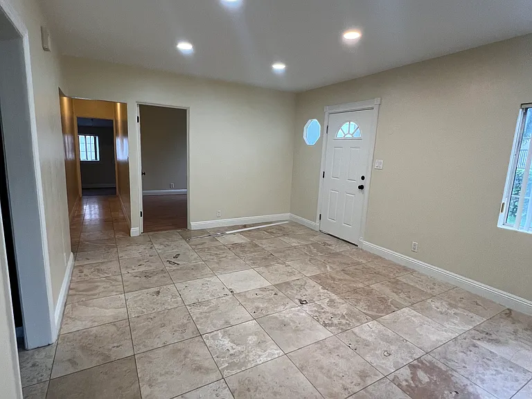 5538 Riverton Ave #A — Photo 8