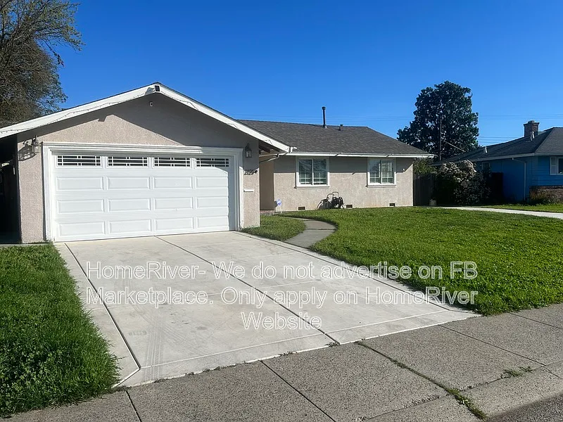 2121 Aaron Way photo 1