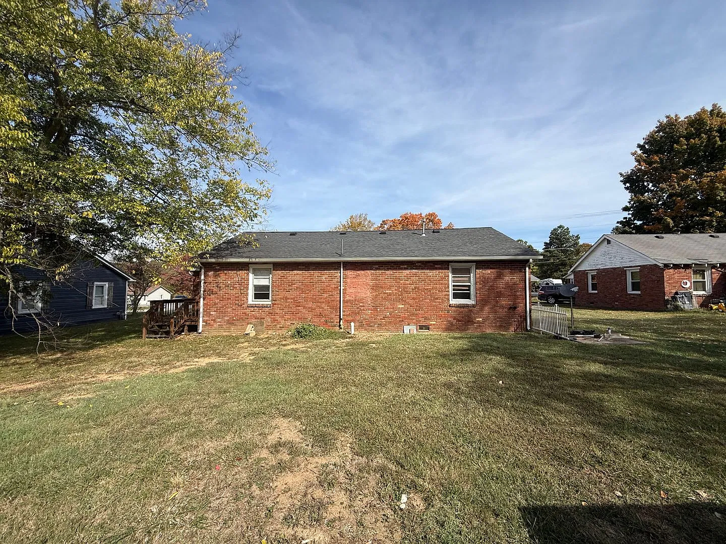 2 bed 1 bath house. 2 living rooms, sun room, big back yard, storage shed — Photo 2
