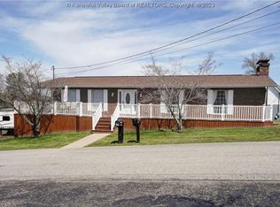 206 Walnut Dr, Hurricane, WV 25526