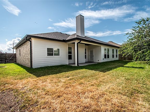 5th image of 410 Hazeltine Dr