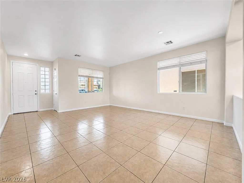 5 bed, 3.0 bath, 3723 sqft, $3,300 — Photo 3