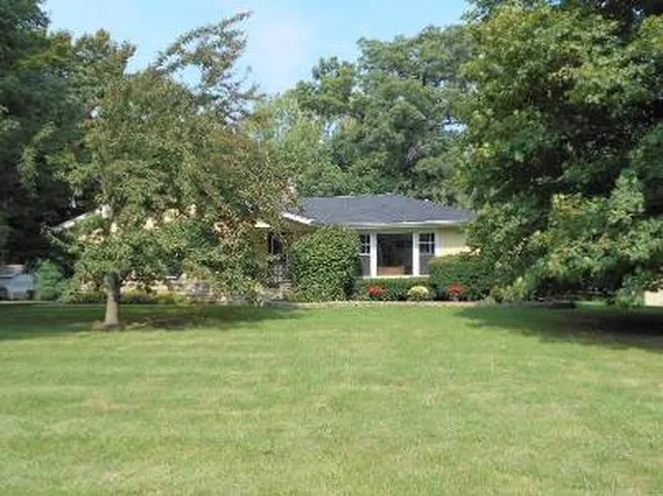 1322 E Robincrest Ln, Elkhorn, WI 53121