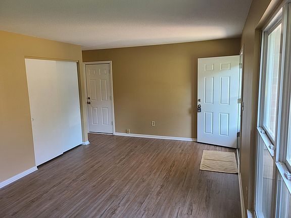 3rd image of 117 Veasey Ln