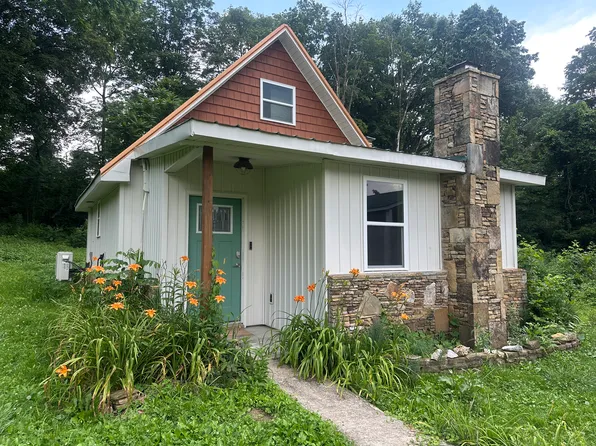 692 Market St, Crab Orchard, TN 37723