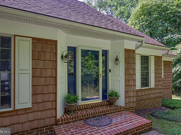 2nd image of 1701 Hickory Dr