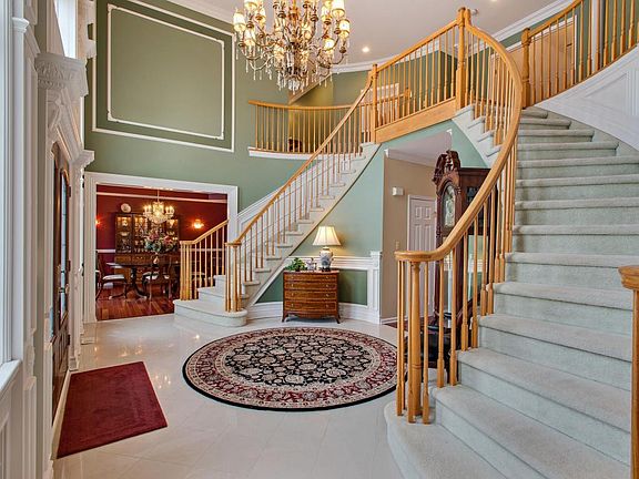 3rd image of 13 Crest Circle Dr