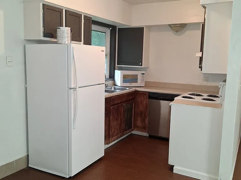 215-217 E Adobe St — Photo 10