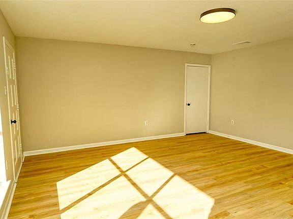 5th image of 3174 Oakcrest Dr