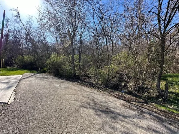 Cliffside Ave, Parkersburg, WV 26101