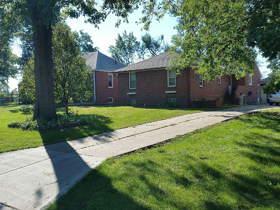 Quiet street, large Oak Tree