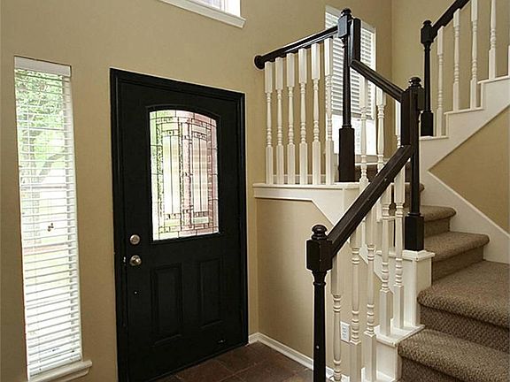 5th image of 827 Presley Way
