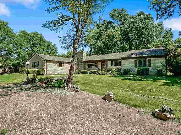 3rd image of 8 Crestwood Dr