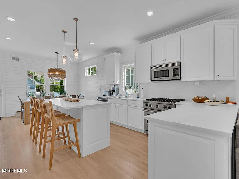 112 Sylvania Ave — Photo 23