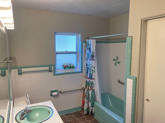 5th image of 119 Stewart Ave APT B