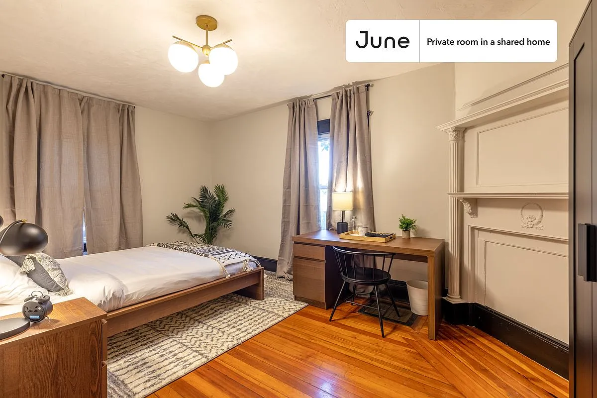 Queen bedroom in 5 bed/2 bath home in Allston #233 B — Photo 1