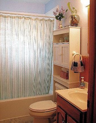 Comfortable Updated Full Bathroom