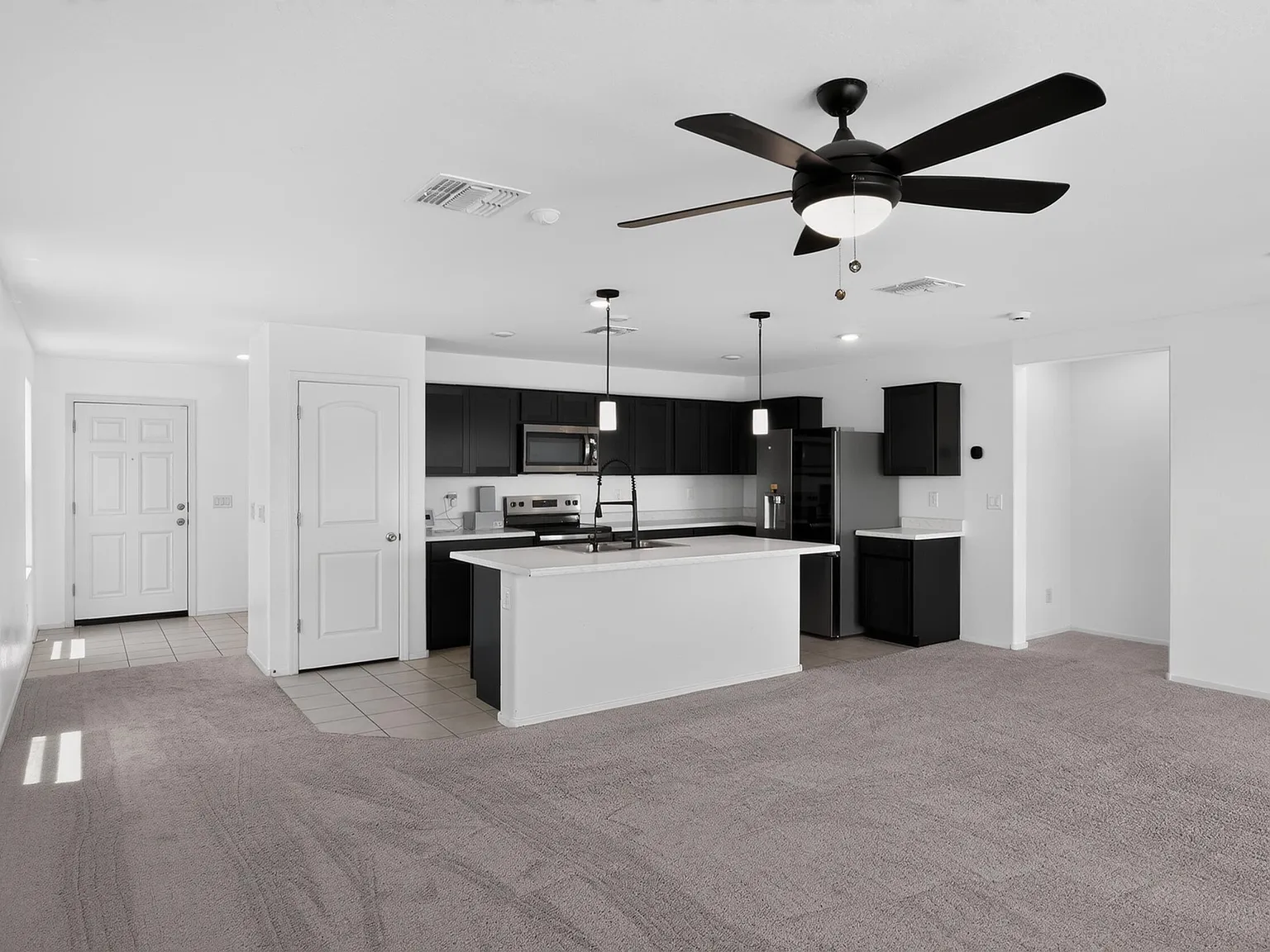 3 bed, 2.0 bath, 1439 sqft, $2,050 — Photo 3