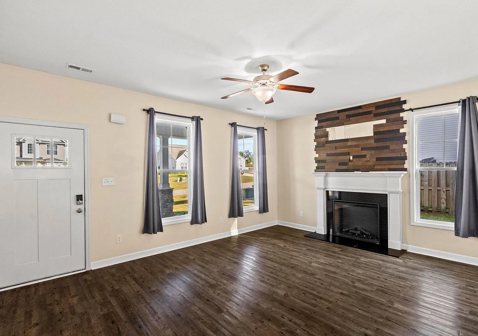 Spacious 4-Bedroom Home with Fenced Yard, Fireplace & More! — Photo 3