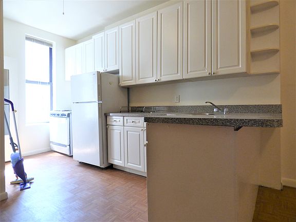3rd image of 1574 2nd Ave APT 4S