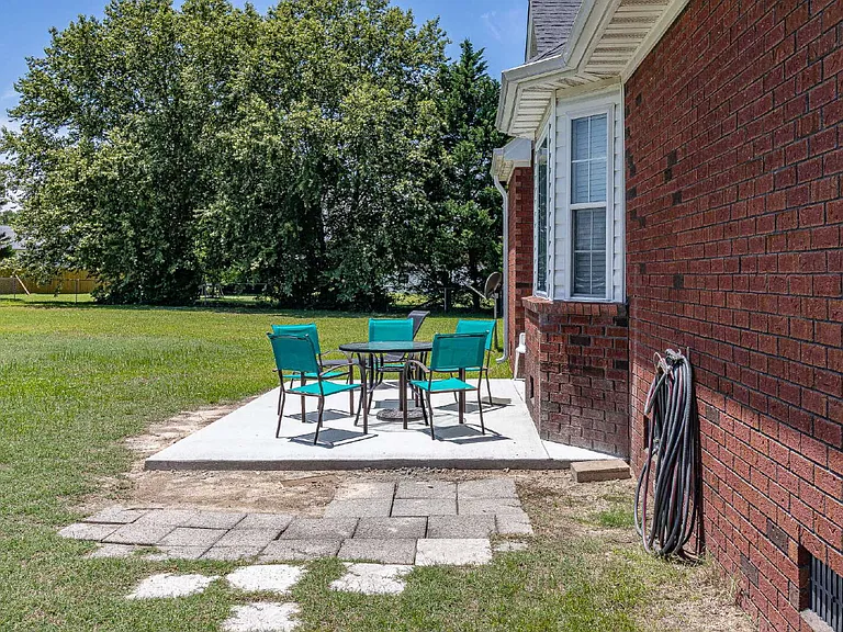 200 Ashworth Dr — Photo 34