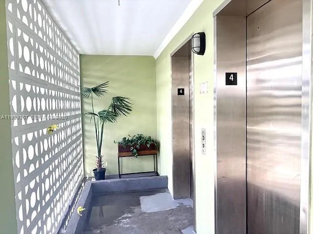 Santa Monica Condominium — Photo 2