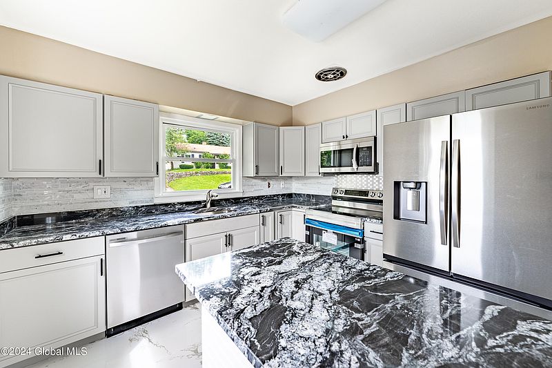 4th image of 226 E Washington Avenue