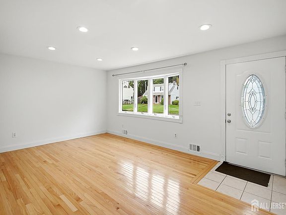 5th image of 29 Windsor Dr
