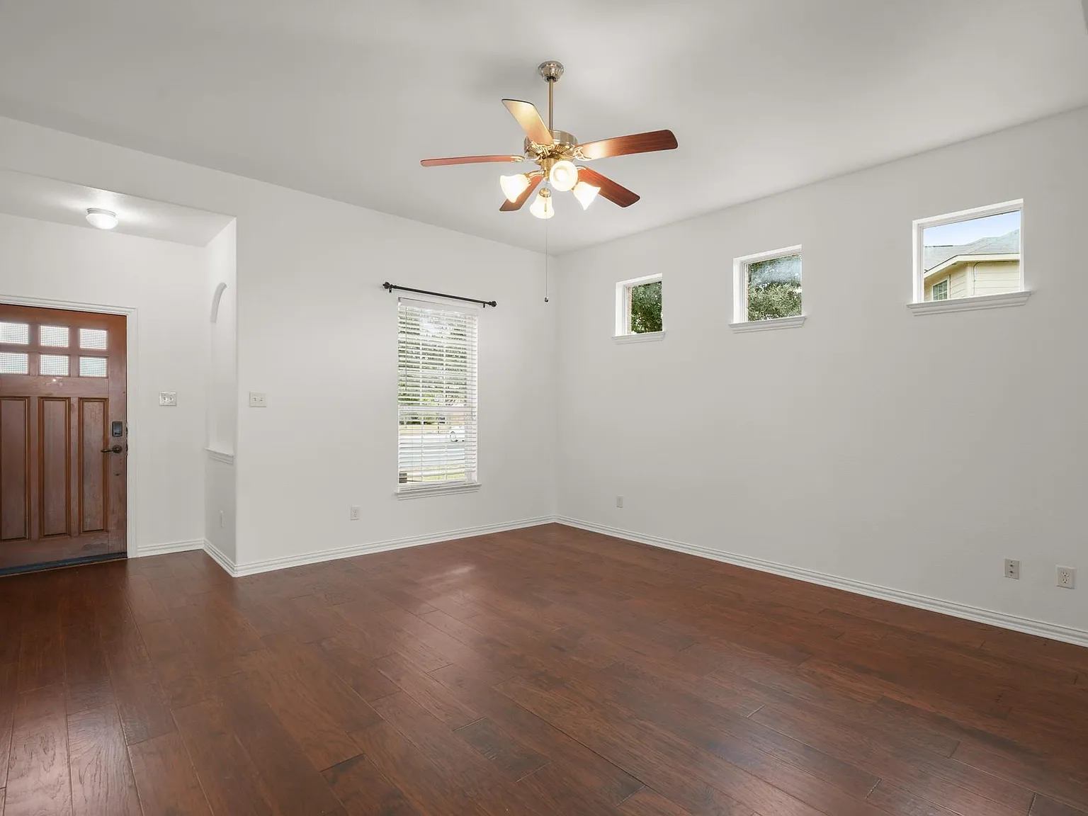 3 bed, 2.5 bath, 2106 sqft, $2,400 — Photo 3