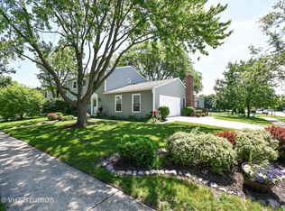 900 Bainbridge Dr, Naperville, IL 60563