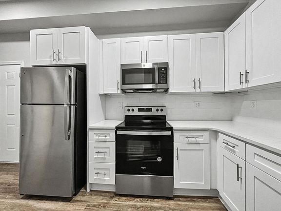 2nd image of 327-337 W Chestnut St #327